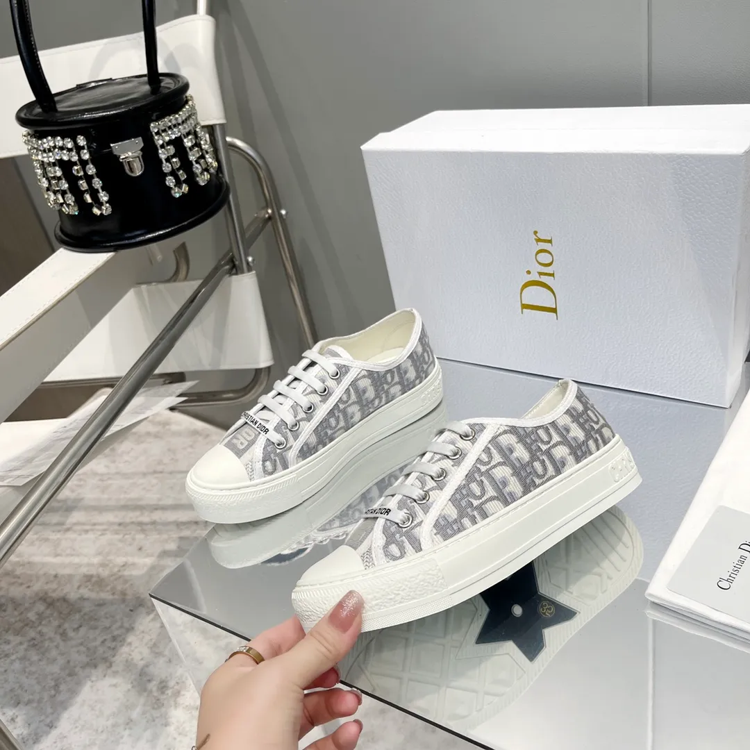👟👟Ex-factory price 480👟👟 After half a year of repeated debugging♻️Taikoo Hui original purchased, upgraded and shipped ♻️DIOR embroidered sneakers series Double-sided three-dimensional embroidery of pure cotton silk, ♻️True to the original 1🆚1 shipment, from hardware, shoelaces, outsole, 👟👟factory price U mid-pad... The upper fabric is double-sided pure cotton silk three-dimensional electric embroidery ♻️▪️Foot pads: imported cowhide of the same color, comfortable to the feet ▪️My last version is exactly the same as Z👟👟factory price, welcome to compare with three companies I have 36 most complete colors, code number: 35-40